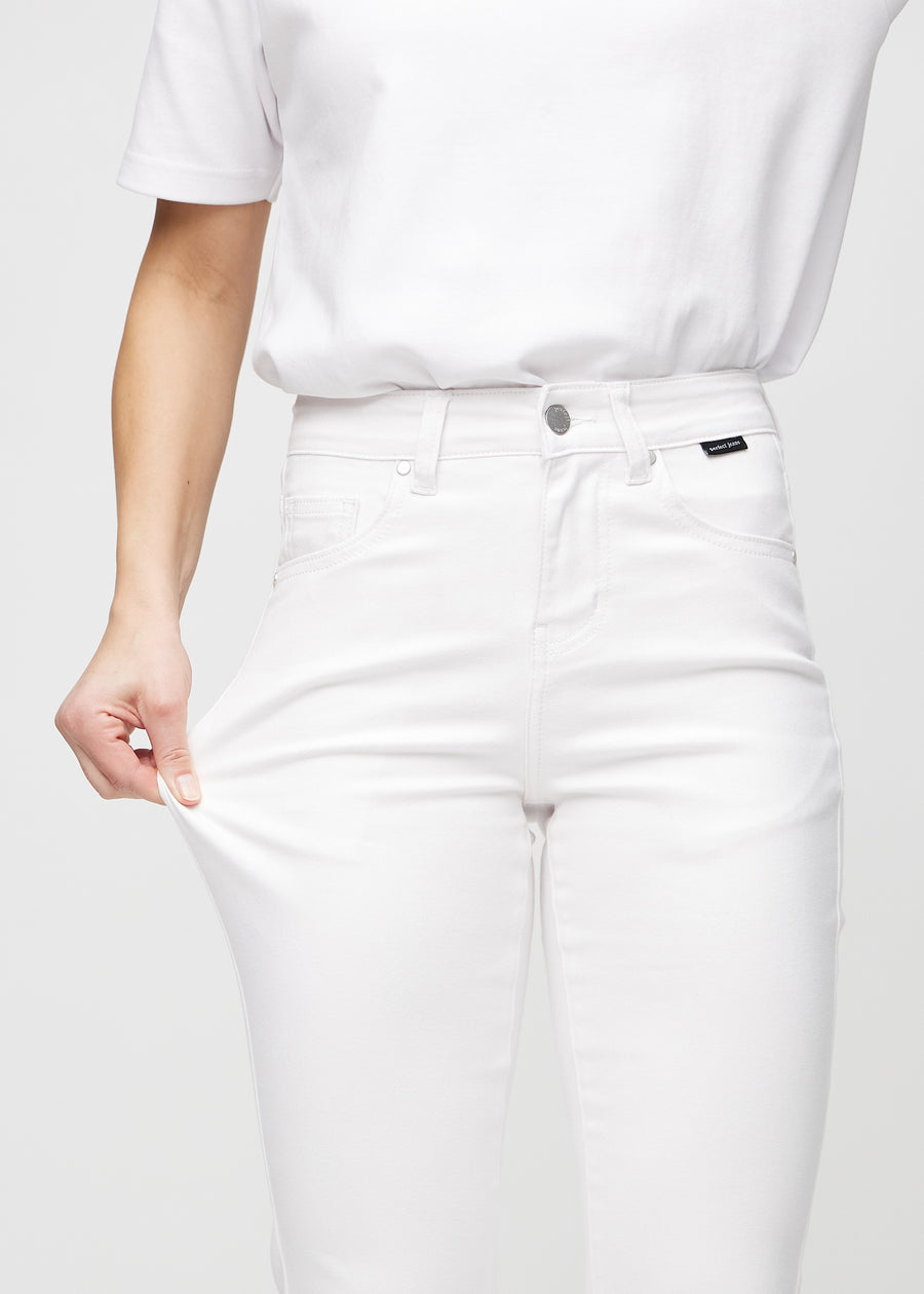 Das Model zieht die Jeans am Oberschenkel, um den Stretch zu zeigen.