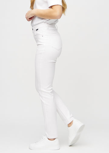 Weiße slim jeans von der Seite am Model gesehen.