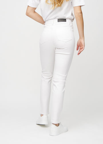 Weiße slim jeans von hinten gesehen, damit man das gesamte Produkt sehen kann.