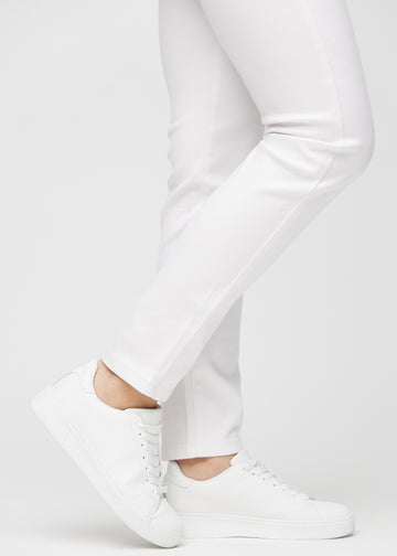 Die Knöchel eines Models, damit man sehen kann, wie eng die Jeans sitzen.