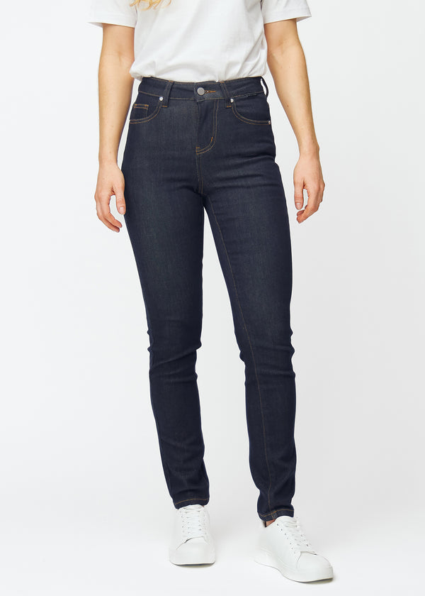 Tief dunkelblaue Denim jeans für Damen in der Farbe Midnights mit slim Passform, die von der Taille bis zum Knöchel figurbetont geschnitten ist, von vorne gesehen.