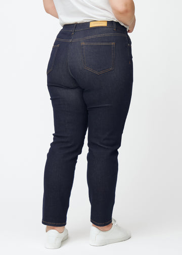 Tief dunkelblaue Denim jeans für Damen in der Farbe Midnights, von hinten an einem Plus-Size-Model gesehen.