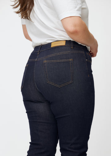 Tief dunkelblaue Denim jeans für Damen in der Farbe Midnights, von hinten in Nahaufnahme an einem Plus-Size-Model gesehen.