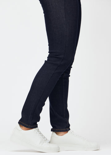 Tief dunkelblaue Denim jeans für Damen in der Farbe Midnights mit slim Passform, in Nahaufnahme an den Knöcheln gesehen, um den figurbetonten Abschluss zu zeigen.