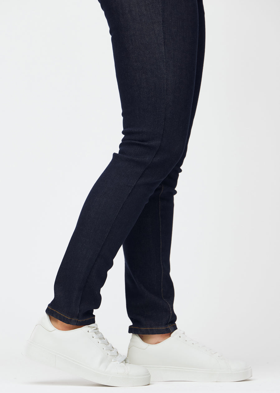 Tief dunkelblaue Denim jeans für Damen in der Farbe Midnights mit slim Passform, in Nahaufnahme an den Knöcheln gesehen, um den figurbetonten Abschluss zu zeigen.
