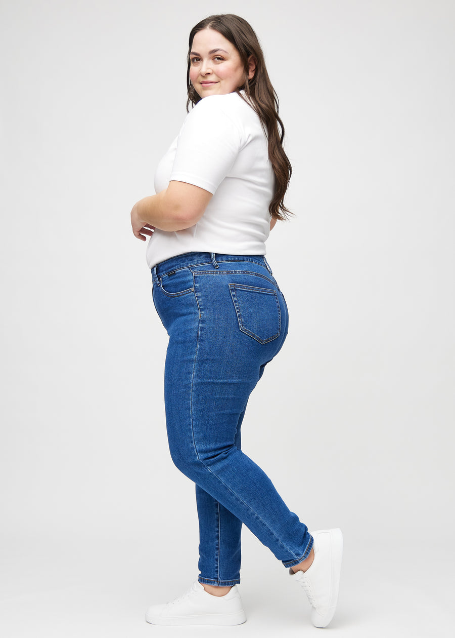 Slim-Jeans für Damen in Dunkelblau, Farbe Oceans. Seitenansicht an einem Plus-Size-Model.