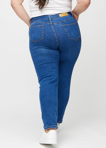 Slim-Jeans für Damen in Dunkelblau, Farbe Oceans. Rückansicht an einem Plus-Size-Model, die gesamte Passform ist zu sehen.
