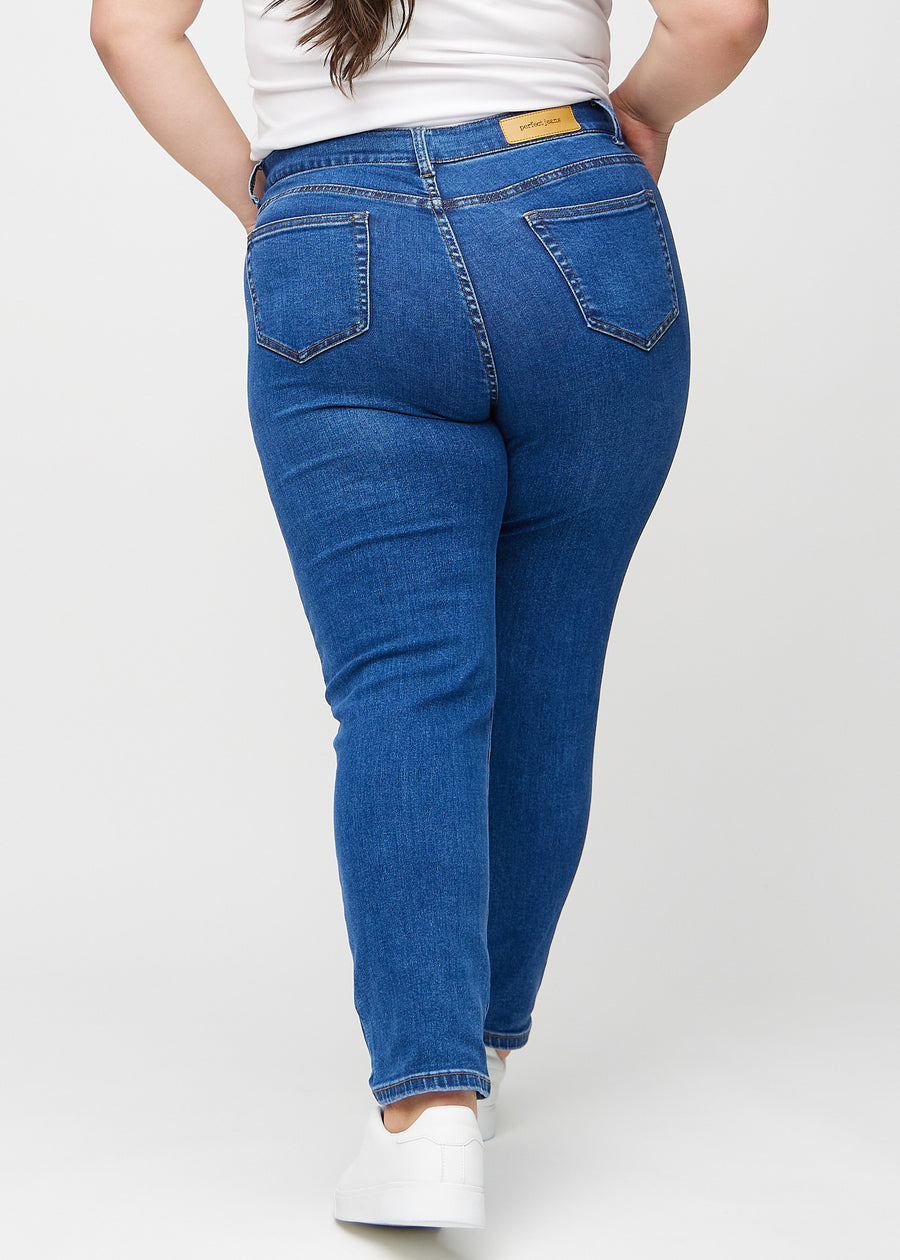 Slim-Jeans für Damen in Dunkelblau, Farbe Oceans. Rückansicht an einem Plus-Size-Model, die gesamte Passform ist zu sehen.