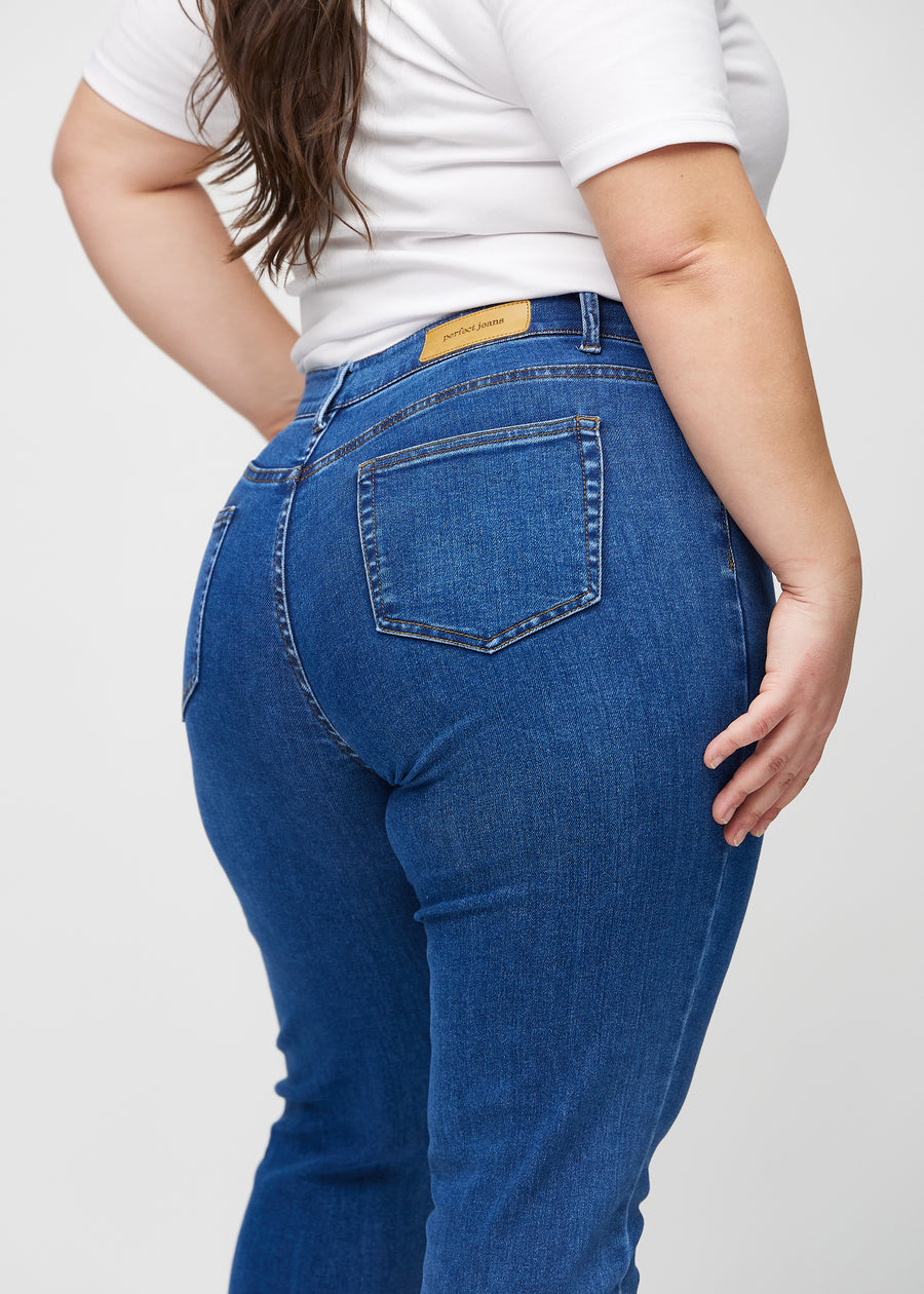Slim-Jeans für Damen in Dunkelblau, Farbe Oceans. Nahaufnahme der Rückseite an einem Plus-Size-Model, die Details sind gut erkennbar.