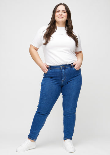 Slim-Jeans für Damen in Dunkelblau, Farbe Oceans. Ganzkörperansicht eines Plus-Size-Models in den Jeans.