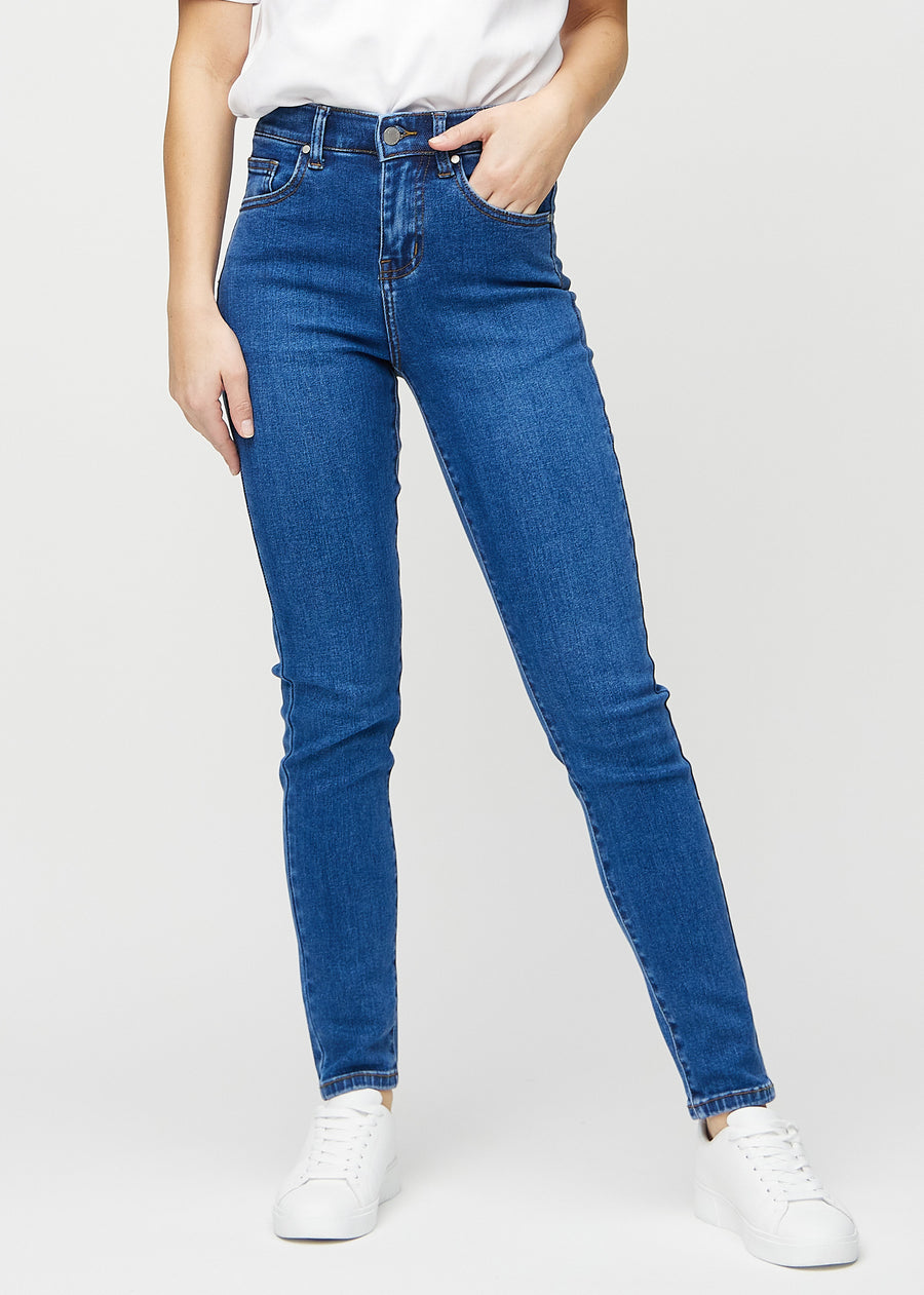 Slim-Jeans für Damen in Dunkelblau, Farbe Oceans. Vorderansicht an einem Model, körpernah geschnitten mit etwas mehr Platz am Knöchel.