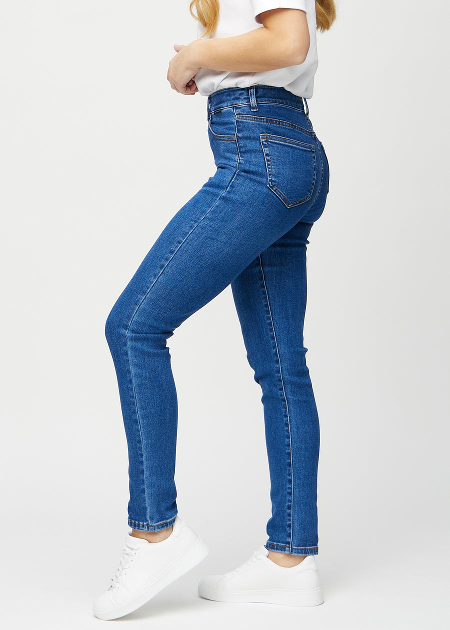 Slim-Jeans für Damen in Dunkelblau, Farbe Oceans. Seitenansicht an einem Model.