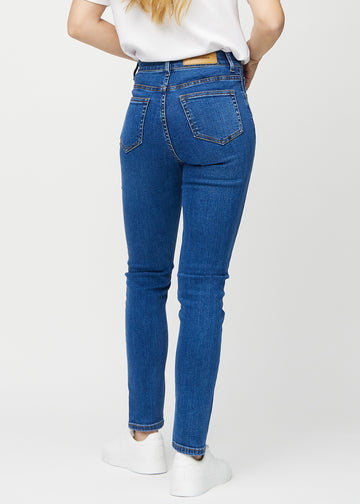 Slim-Jeans für Damen in Dunkelblau, Farbe Oceans. Rückansicht an einem Model, die gesamte Passform ist zu sehen.