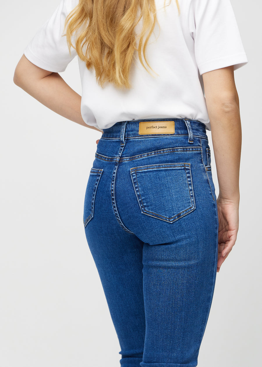 Slim-Jeans für Damen in Dunkelblau, Farbe Oceans. Nahaufnahme der Rückseite an einem Model, die Details sind gut erkennbar.