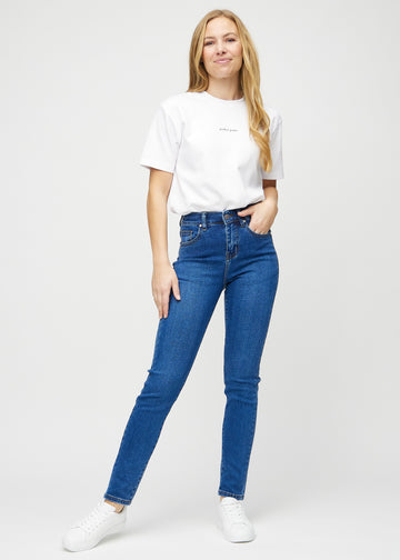 Slim-Jeans für Damen in Dunkelblau, Farbe Oceans. Ganzkörperansicht eines Models in den Jeans.