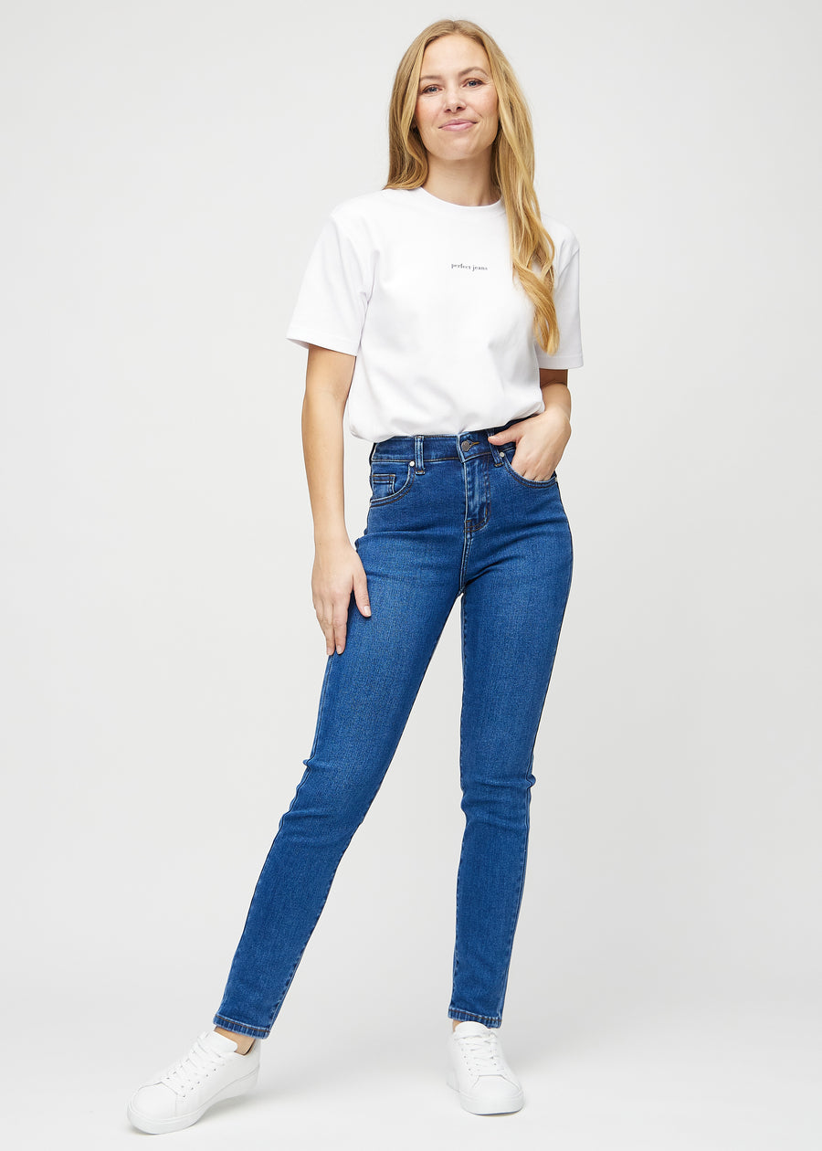 Slim-Jeans für Damen in Dunkelblau, Farbe Oceans. Ganzkörperansicht eines Models in den Jeans.