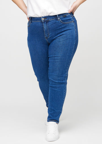 Slim-Jeans für Damen in Dunkelblau, Farbe Oceans. Vorderansicht an einem Plus-Size-Model, körpernah geschnitten mit etwas mehr Platz am Knöchel.