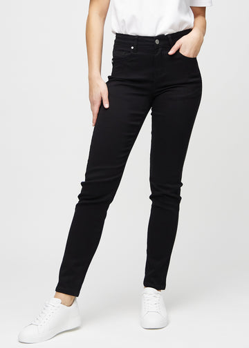Schwarze slim jeans, Modellname Ravens, die eng am Bein anliegen, jedoch am Knöchel etwas lockerer sind, von vorn gesehen.