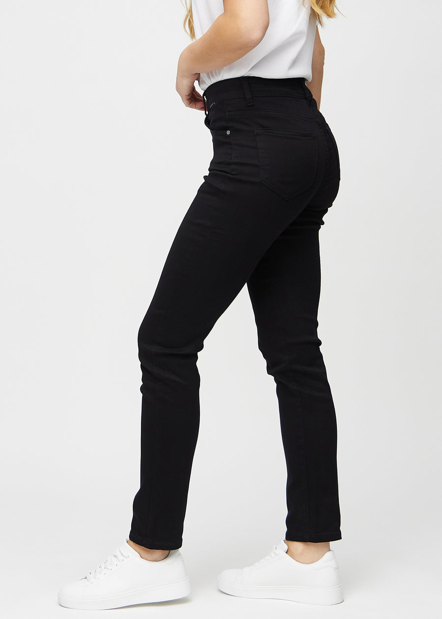 Schwarze slim jeans von der Seite am Model gesehen.