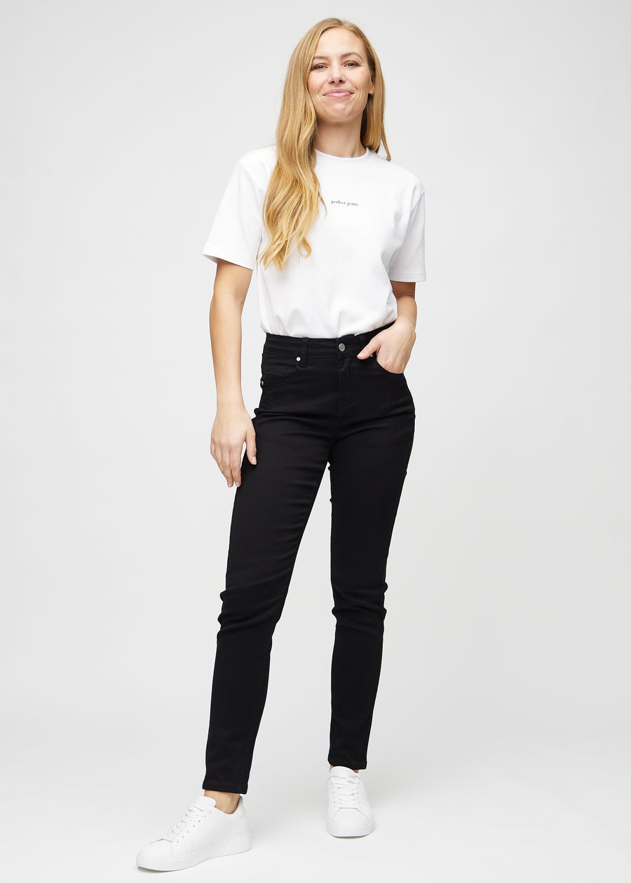 Ganzkörperbild eines Models in schwarzen slim jeans.