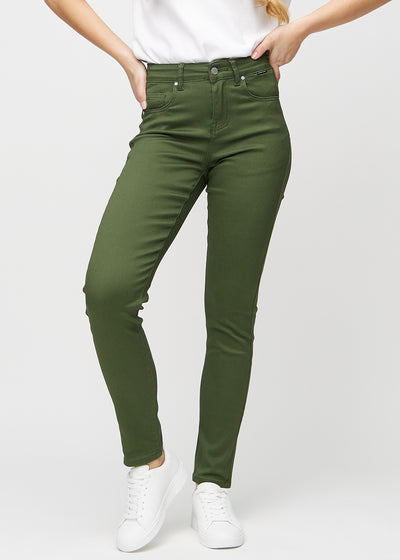 Dunkelgrüne slim jeans, Modellname Renewals, die eng am Bein anliegen, jedoch am Knöchel etwas lockerer sind, von vorne gesehen.