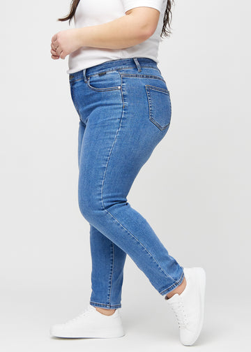 Slim-Jeans für Damen in Blau, Farbe Rivers. Seitenansicht an einem Plus-Size-Model.