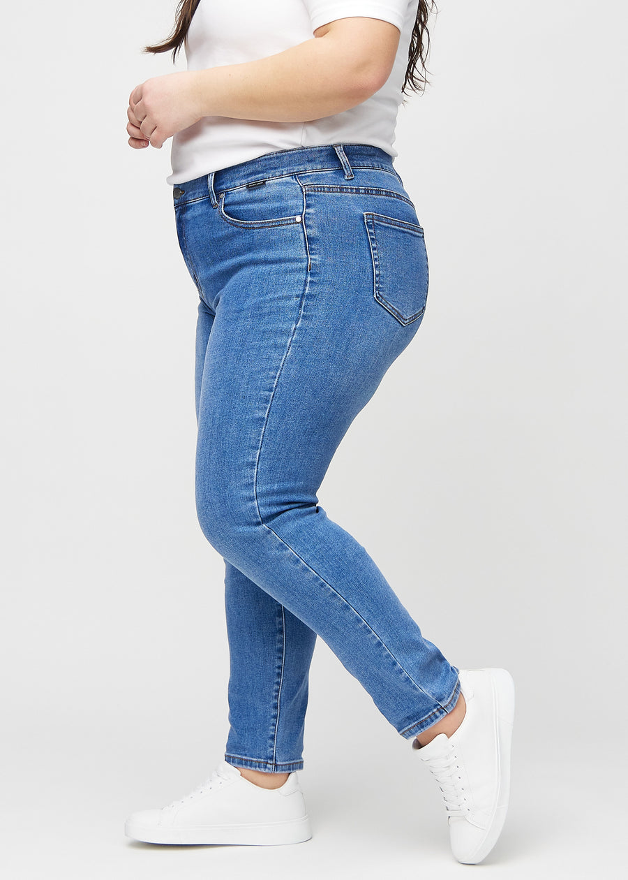 Slim-Jeans für Damen in Blau, Farbe Rivers. Seitenansicht an einem Plus-Size-Model.