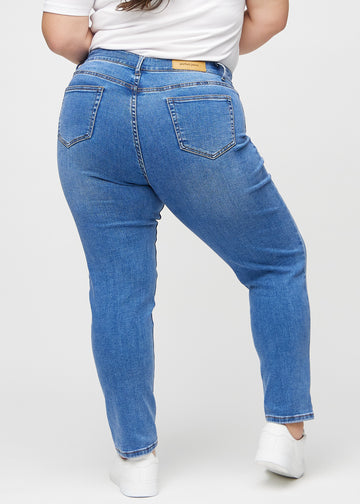 Slim-Jeans für Damen in Blau, Farbe Rivers. Rückansicht an einem Plus-Size-Model, die gesamte Passform ist zu sehen.
