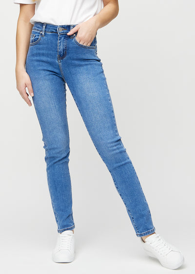 Denim slim jeans, Modellname Rivers, das eng am Bein anliegt, jedoch am Knöchel etwas lockerer ist, von vorne gesehen.