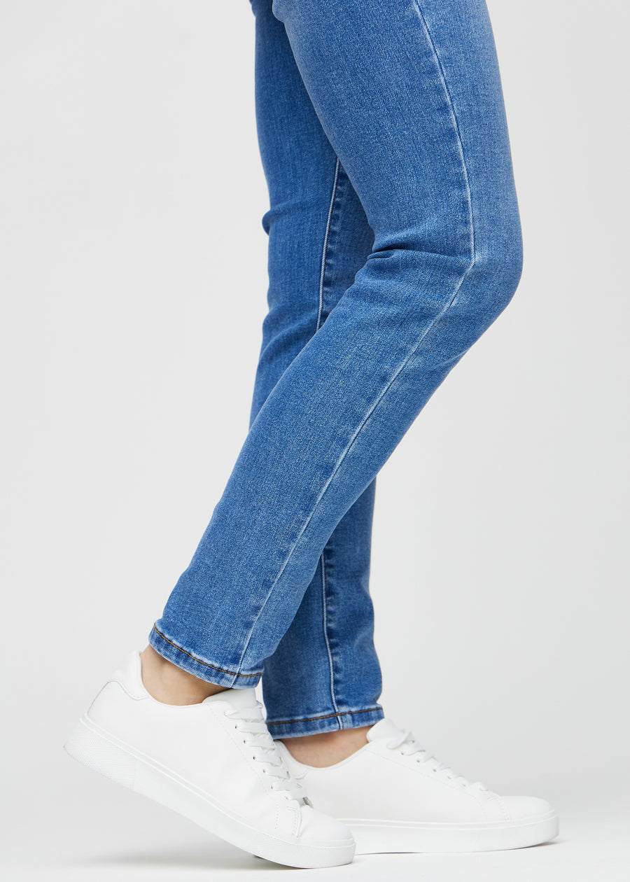 Slim-Jeans für Damen in Blau, Farbe Rivers. Nahaufnahme an den Knöcheln eines Models, um die Passform am Beinabschluss zu zeigen.