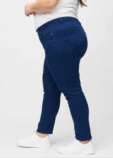 Slim-Jeans für Damen in Dunkelblau, Farbe Royals. Seitenansicht an einem Plus-Size-Model.