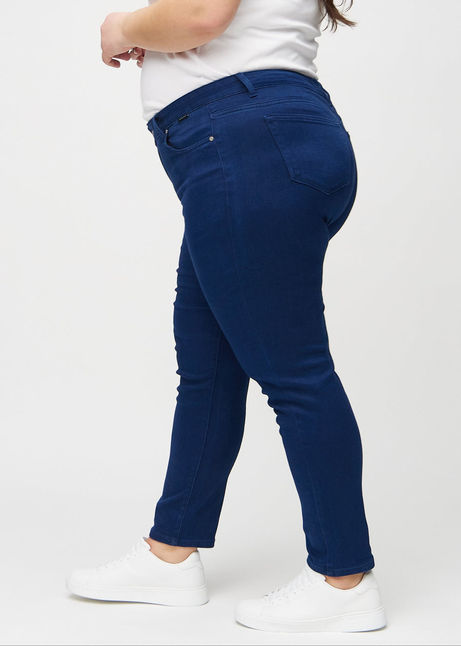 Slim-Jeans für Damen in Dunkelblau, Farbe Royals. Seitenansicht an einem Plus-Size-Model.