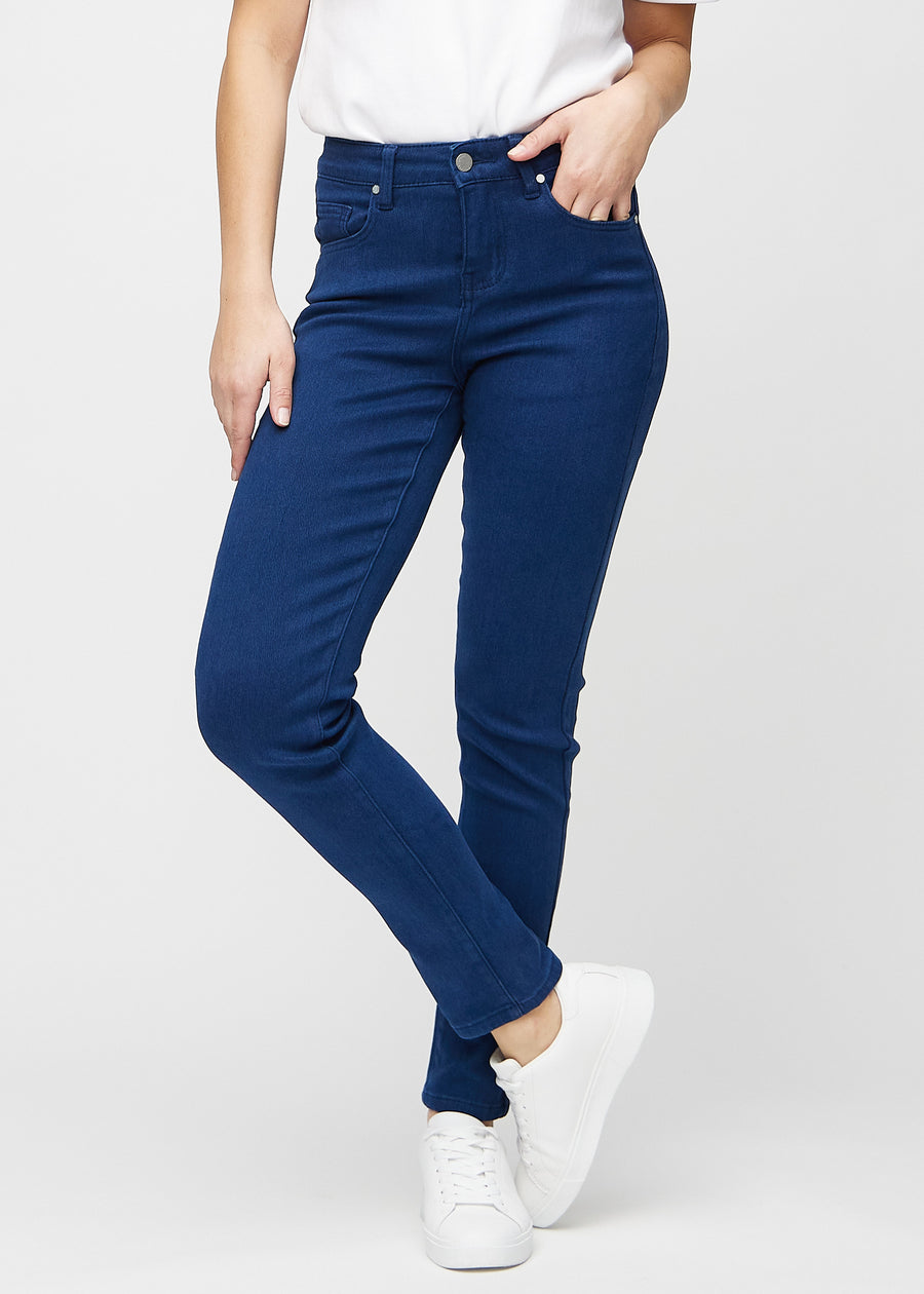 Slim-Jeans für Damen in Dunkelblau, Farbe Royals. Vorderansicht an einem Model, körpernah geschnitten mit etwas mehr Platz am Knöchel.