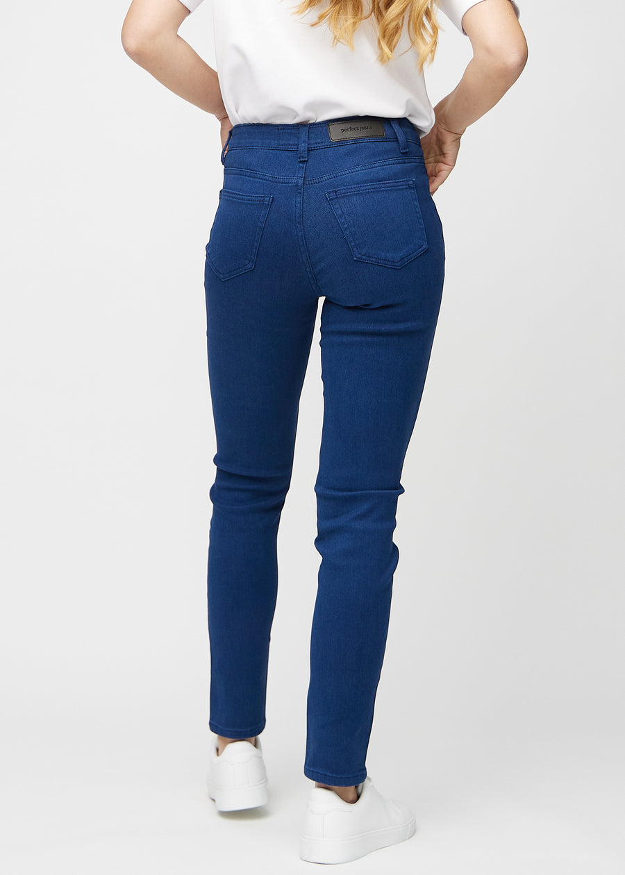 Slim-Jeans für Damen in Dunkelblau, Farbe Royals. Rückansicht an einem Model, die gesamte Passform ist zu sehen.