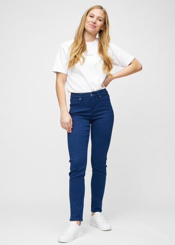 Slim-Jeans für Damen in Dunkelblau, Farbe Royals. Ganzkörperansicht eines Models in den Jeans.