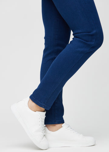 Slim-Jeans für Damen in Dunkelblau, Farbe Royals. Nahaufnahme an den Knöcheln eines Models, um die Passform am Beinabschluss zu zeigen.