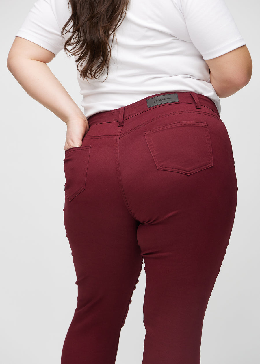 Slim-Jeans für Damen in Dunkelrot, Farbe Santas. Nahaufnahme der Rückseite an einem Plus-Size-Model, die Details sind gut erkennbar.