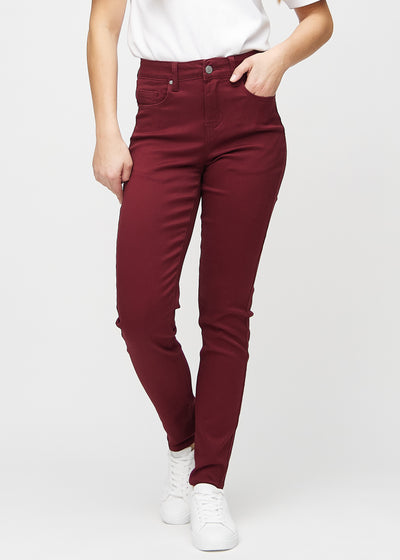 Dunkelrote slim jeans, Modellname Santas, die eng am Bein sitzen, aber am Knöchel etwas lockerer sind, von vorne gesehen.