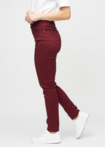 Slim-Jeans für Damen in Dunkelrot, Farbe Santas. Seitenansicht an einem Model.