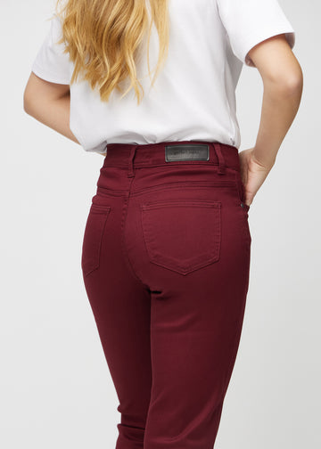 Slim-Jeans für Damen in Dunkelrot, Farbe Santas. Nahaufnahme der Rückseite an einem Model, die Details sind gut erkennbar.