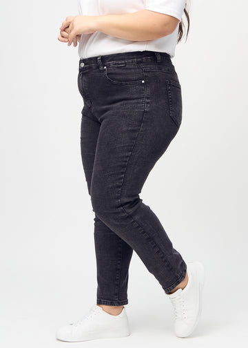 Slim-Jeans für Damen in Dunkelgrau, Farbe Shadows. Seitenansicht an einem Plus-Size-Model.