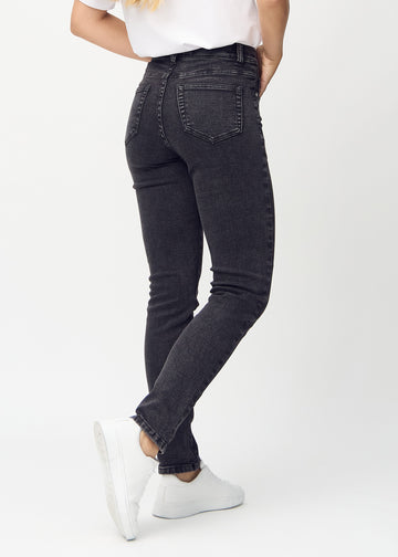 Slim-Jeans für Damen in Dunkelgrau, Farbe Shadows. Rückansicht an einem Model, die gesamte Passform ist zu sehen.