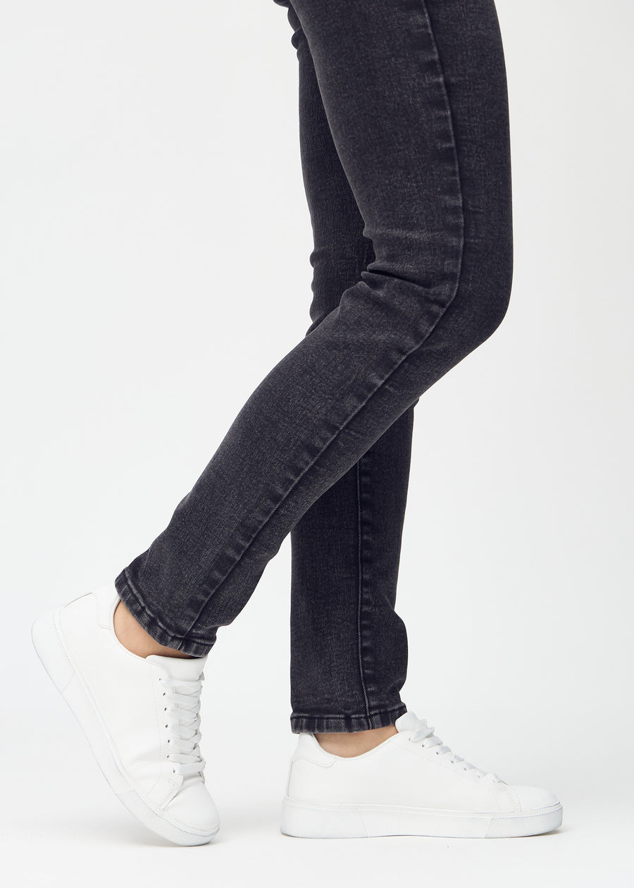 Slim-Jeans für Damen in Dunkelgrau, Farbe Shadows. Nahaufnahme an den Knöcheln eines Models, um die Passform am Beinabschluss zu zeigen.