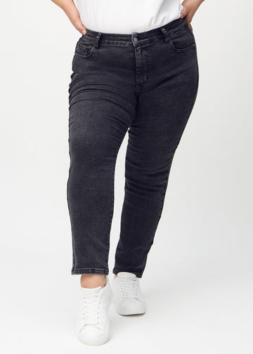 Slim-Jeans für Damen in Dunkelgrau, Farbe Shadows. Vorderansicht an einem Plus-Size-Model, körpernah geschnitten mit etwas mehr Platz am Knöchel.