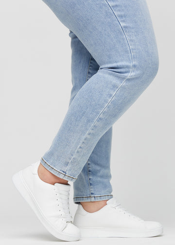 Die Knöchel eines Plus-Size-Models, sodass man sehen kann, wie eng die Jeans sitzt.