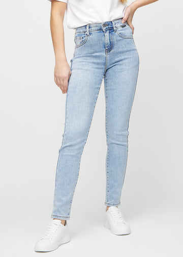 Heller Denim slim jeans, Modellname Waves, die eng am Bein anliegt, jedoch an den Knöcheln etwas lockerer sitzt, von vorn gesehen.