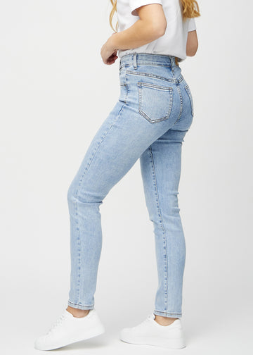 Heller Denim slim jeans von der Seite am Model gesehen.