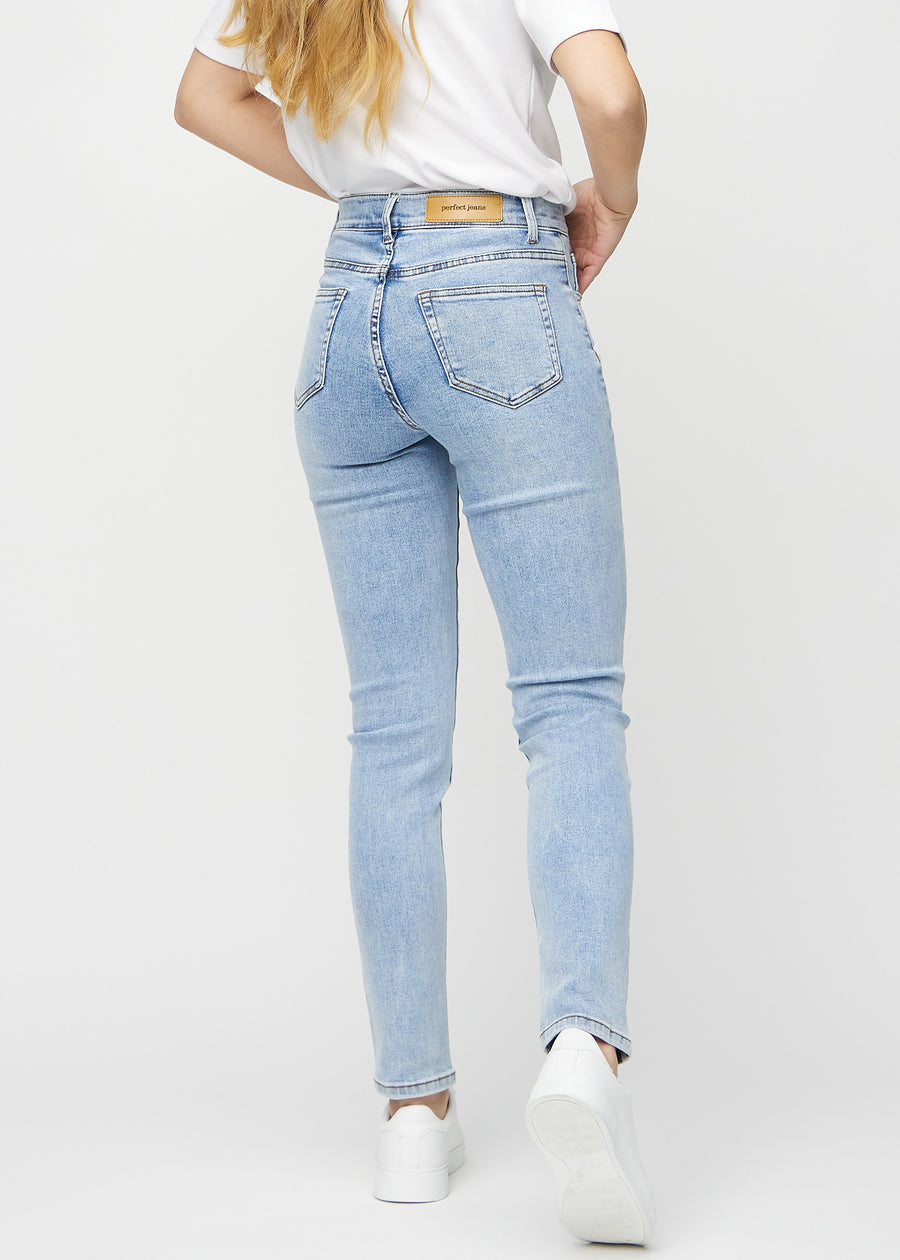 Heller Denim slim jeans von hinten gesehen, sodass man das gesamte Produkt sehen kann.