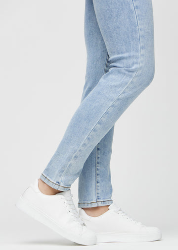 Die Knöchel eines Models, sodass man sehen kann, wie eng die Jeans sitzt.