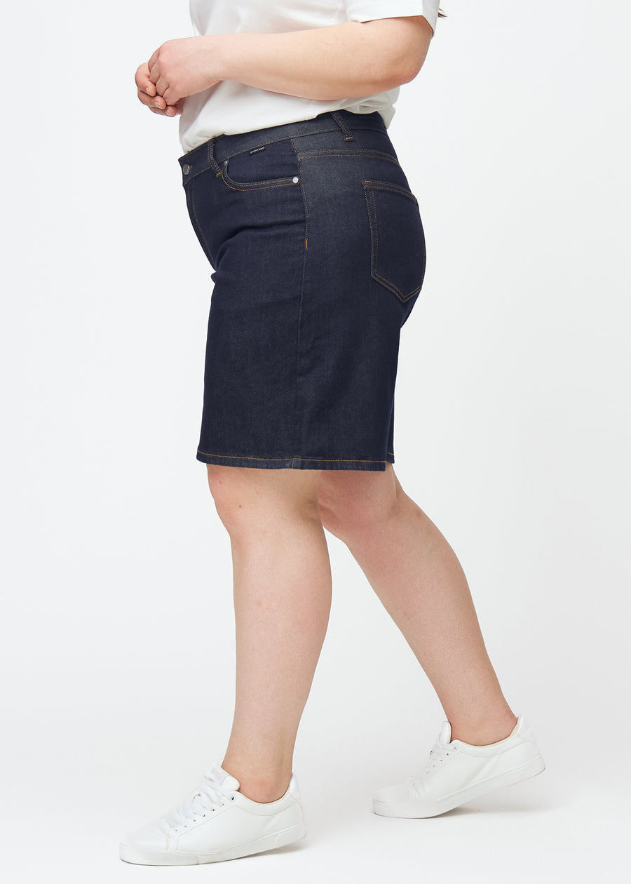 Tief dunkelblaue Denim-Shorts für Damen in der Farbe Midnights mit Loose-Passform, von der Seite auf einem Plus-Size-Model gesehen.